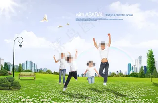 草地上跳跃的一家人