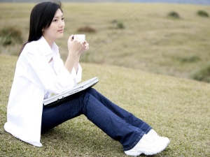 草地上坐着休息的女孩图片