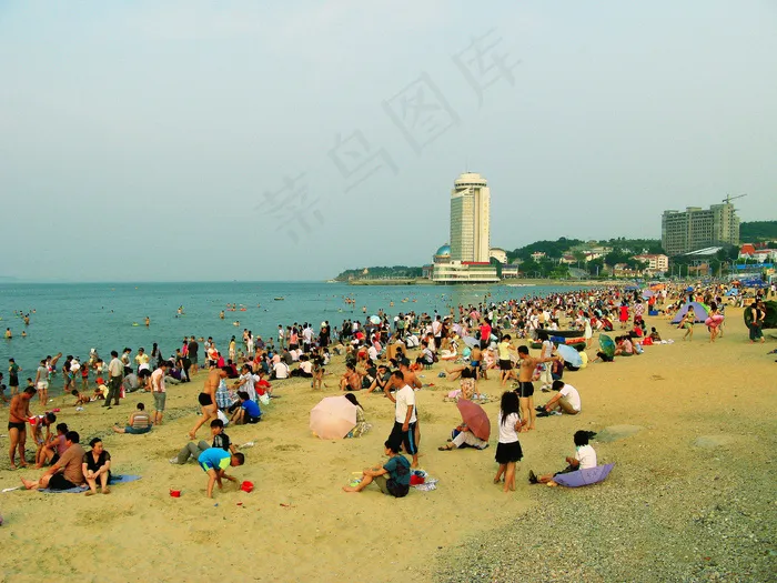 喧闹的海滩图片