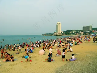 喧闹的海滩图片