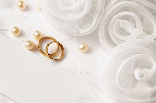 戒指珍珠鲜花背景图片