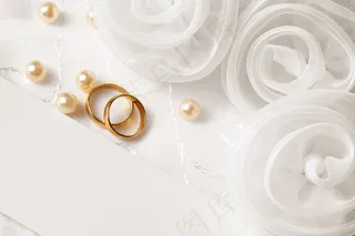 戒指珍珠鲜花背景图片