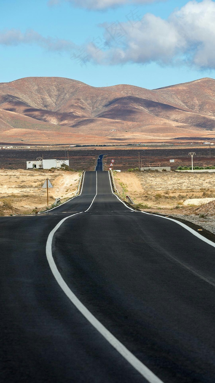 荒漠中的公路高清摄影图片