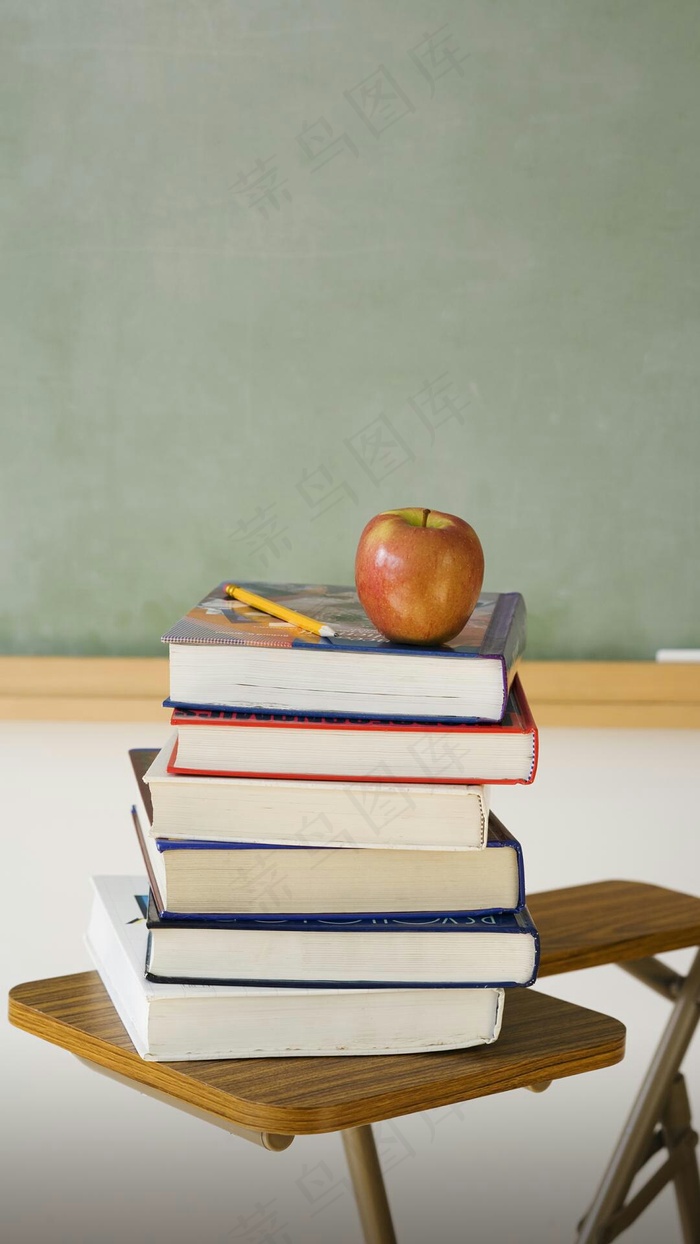 书本与苹果高清摄影图片