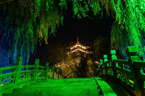 解放阁夜景图片