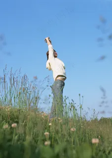 站立在草地上的女人图片