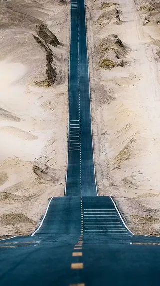 荒漠中的公路高清摄影图片