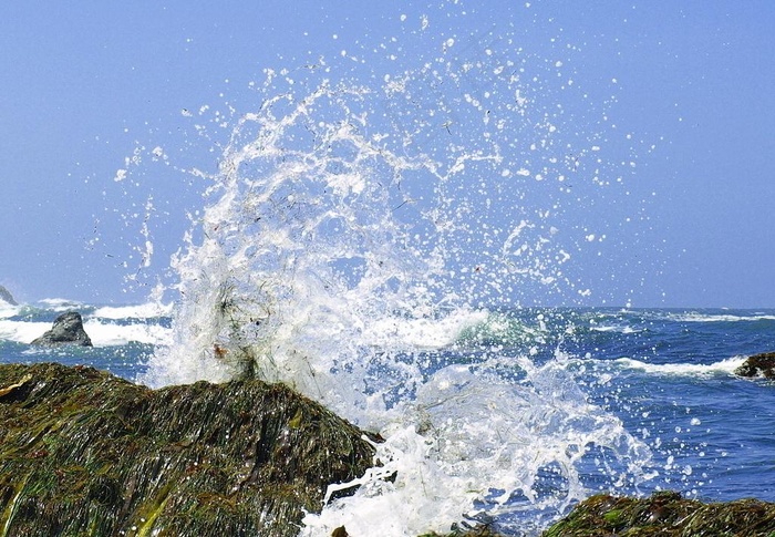 海浪拍岸图片