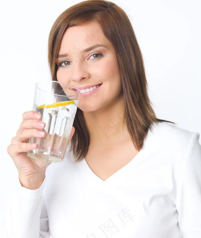 美女喝水图片