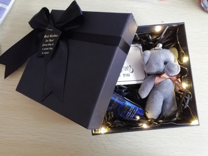 黑色清新风炫彩生日礼物伴手礼实拍图 