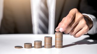 手拿储钱罐金币货币 理财保障商务金融财富增长主题