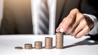 手拿储钱罐金币货币 理财保障商务金融财富增长主题