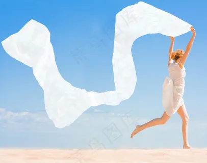 沙滩舞动丝绸奔跑的美女图片