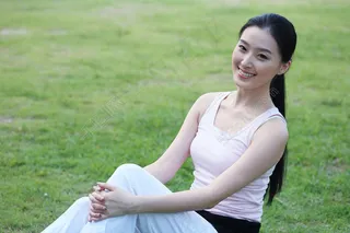 坐在草地上休息的瑜伽女孩图片图片
