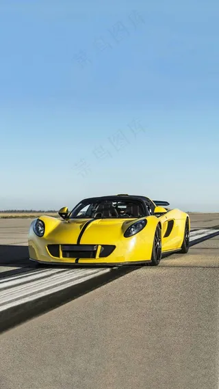 阳光照射下的黄色跑车高清摄影图片