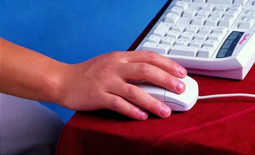 按鼠标的手图片