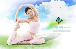 草地上的粉衣服瑜伽美女