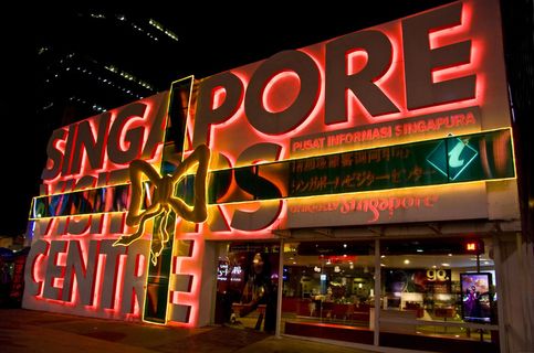 新加坡 圣诞夜 乌节路上的旅客咨询...