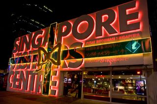 新加坡 圣诞夜 乌节路上的旅客咨询...