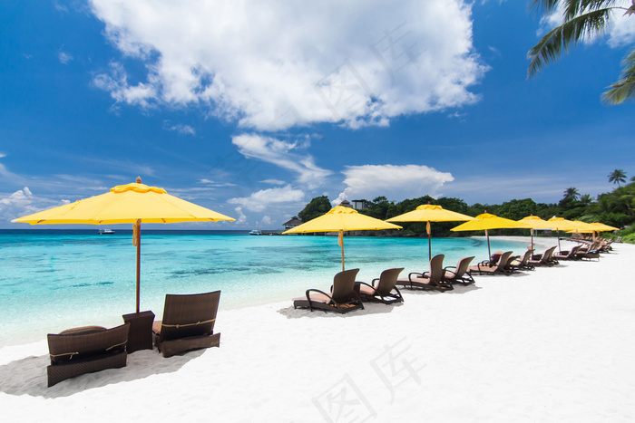 海边沙滩椅风景