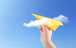 蓝天白云童趣纸飞机