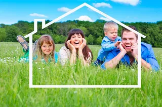 草地上趴着的家庭图片