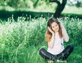 坐在草地上听音乐的孕妇图片