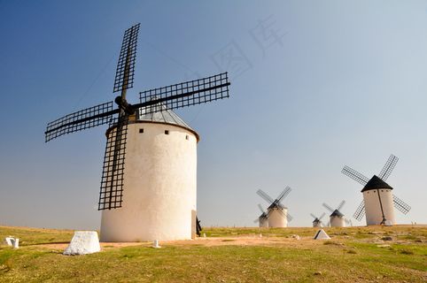 草地上的风车摄影图片