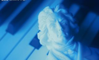 深蓝色调的肖邦石膏头像和钢琴琴键图...