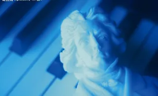 深蓝色调的肖邦石膏头像和钢琴琴键图...