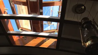 在帆船的视频画面底部的股票 视频免...