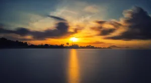 夕阳下的湖景