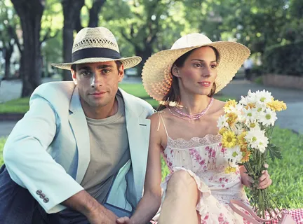 戴草帽的情侣图片