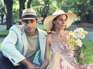 戴草帽的情侣图片