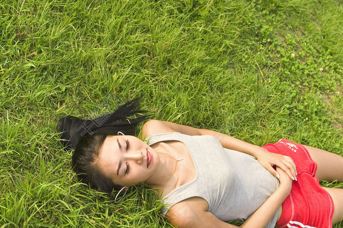 躺在草地上的休闲美女图片