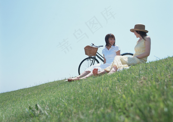 坐在草地上的女性图片
