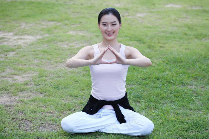 草地上做瑜伽的健康少女图片图片