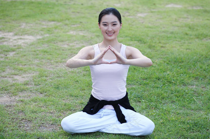 草地上做瑜伽的健康少女图片图片