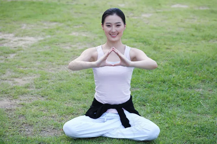 草地上做瑜伽的健康少女图片图片