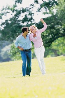 草地上亲密的夫妻图片