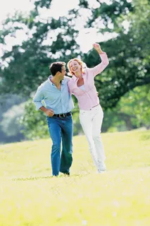 草地上亲密的夫妻图片