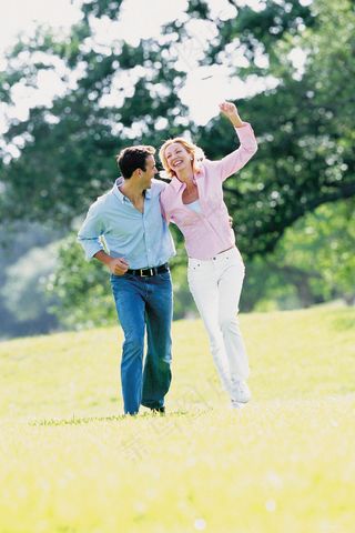 草地上亲密的夫妻图片