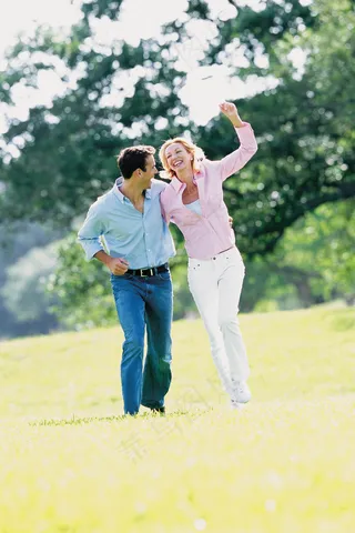 草地上亲密的夫妻图片