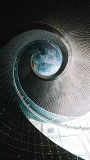 仰拍旋转楼梯高清摄影图片