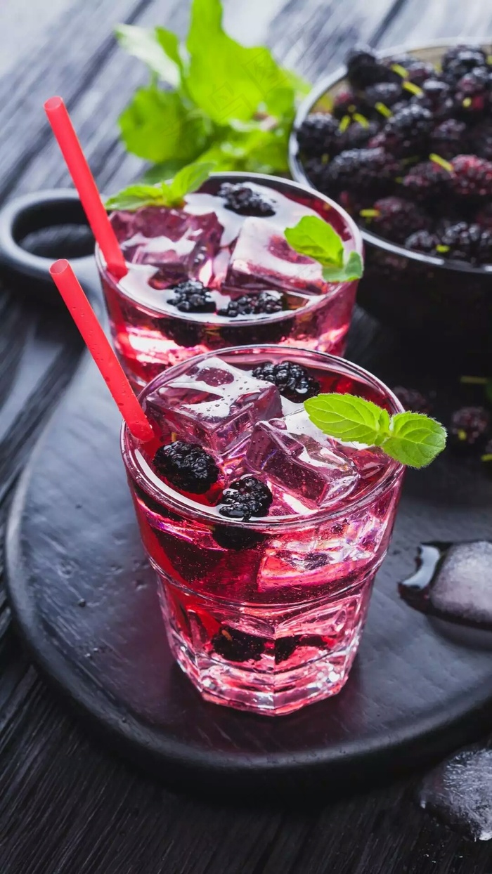 装着冰块的水杯高清摄影图片