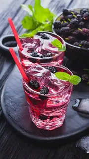 装着冰块的水杯高清摄影图片