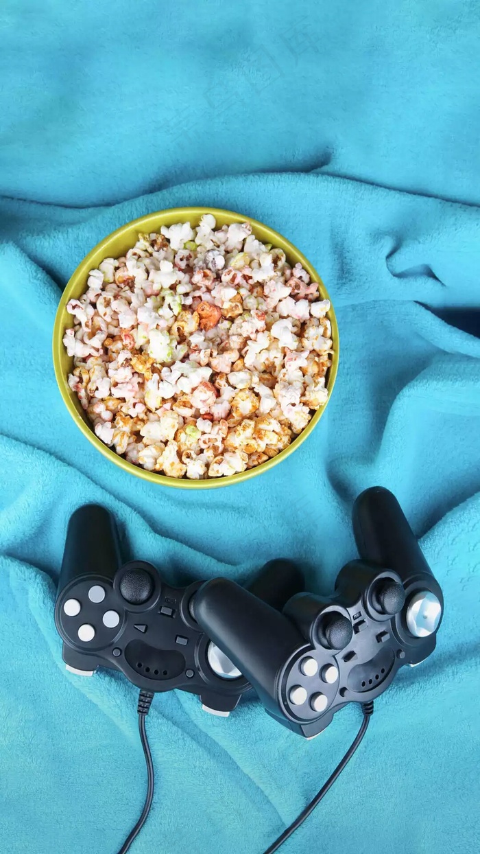 爆米花与游戏手柄高清摄影图片