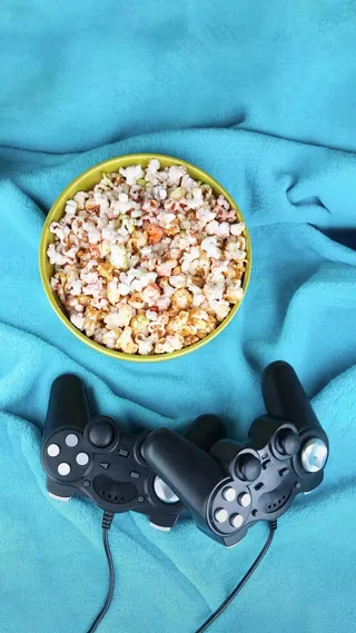 爆米花与游戏手柄高清摄影图片