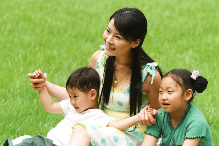 草地上的大人小孩图片