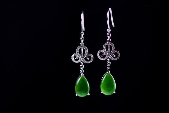 翡翠耳坠摄影图图片